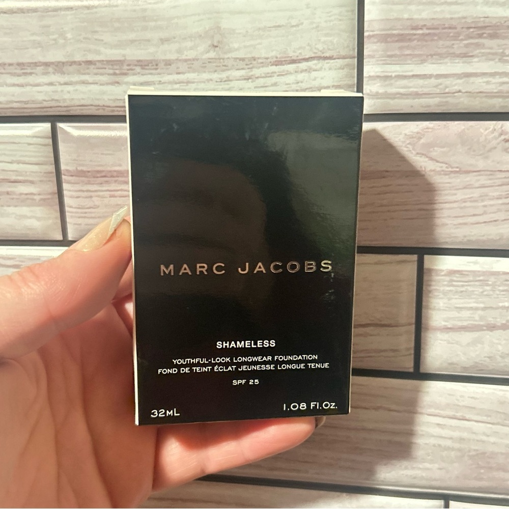 Marc Jacobs Shameless Foundation ~ MEDIUM Y320~ NIB HTF Shade - full size